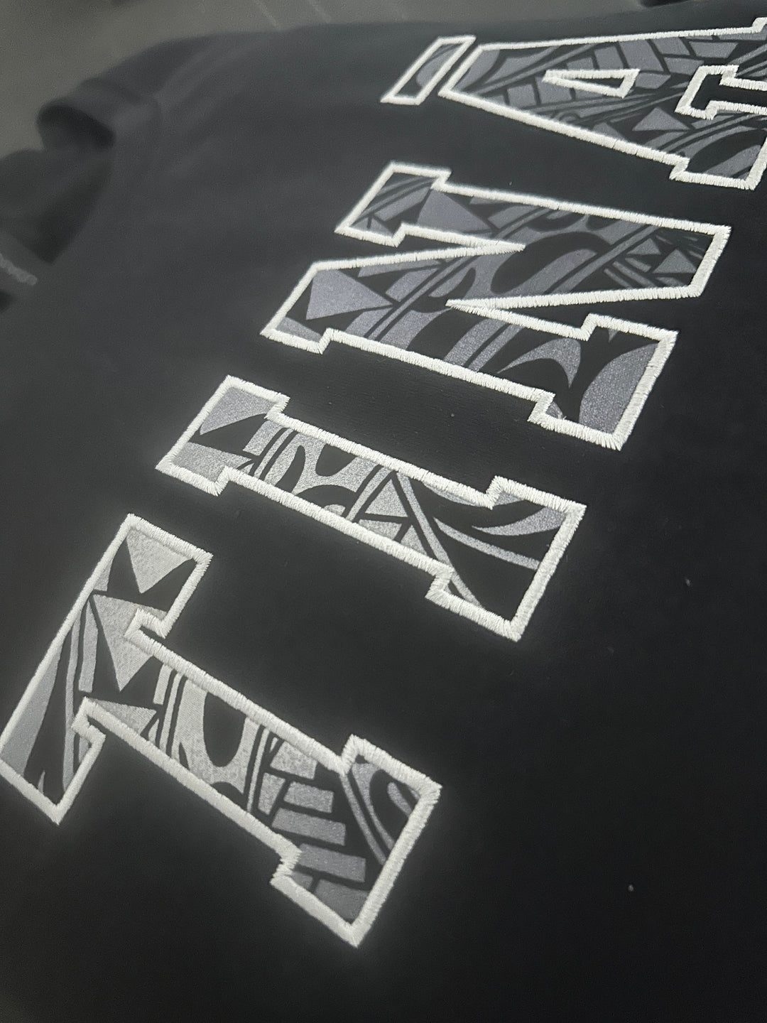 TINĀ Applique Crewneck (Gray/Black)