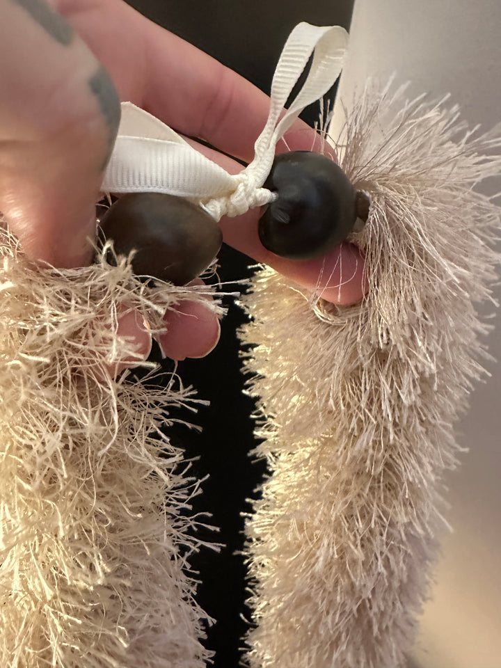 Tan Eyelash Yarn Lei