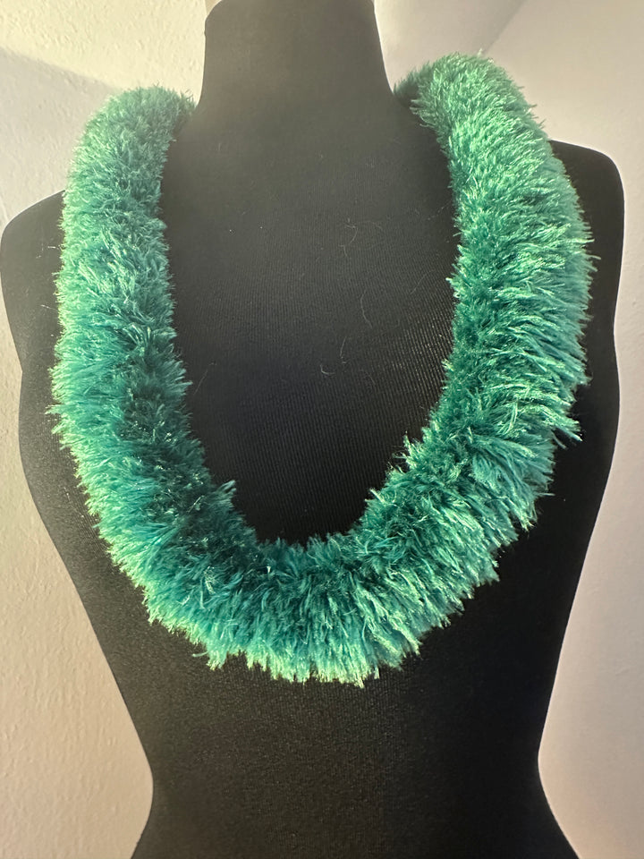 Kelly Green Eyelash Yarn Lei