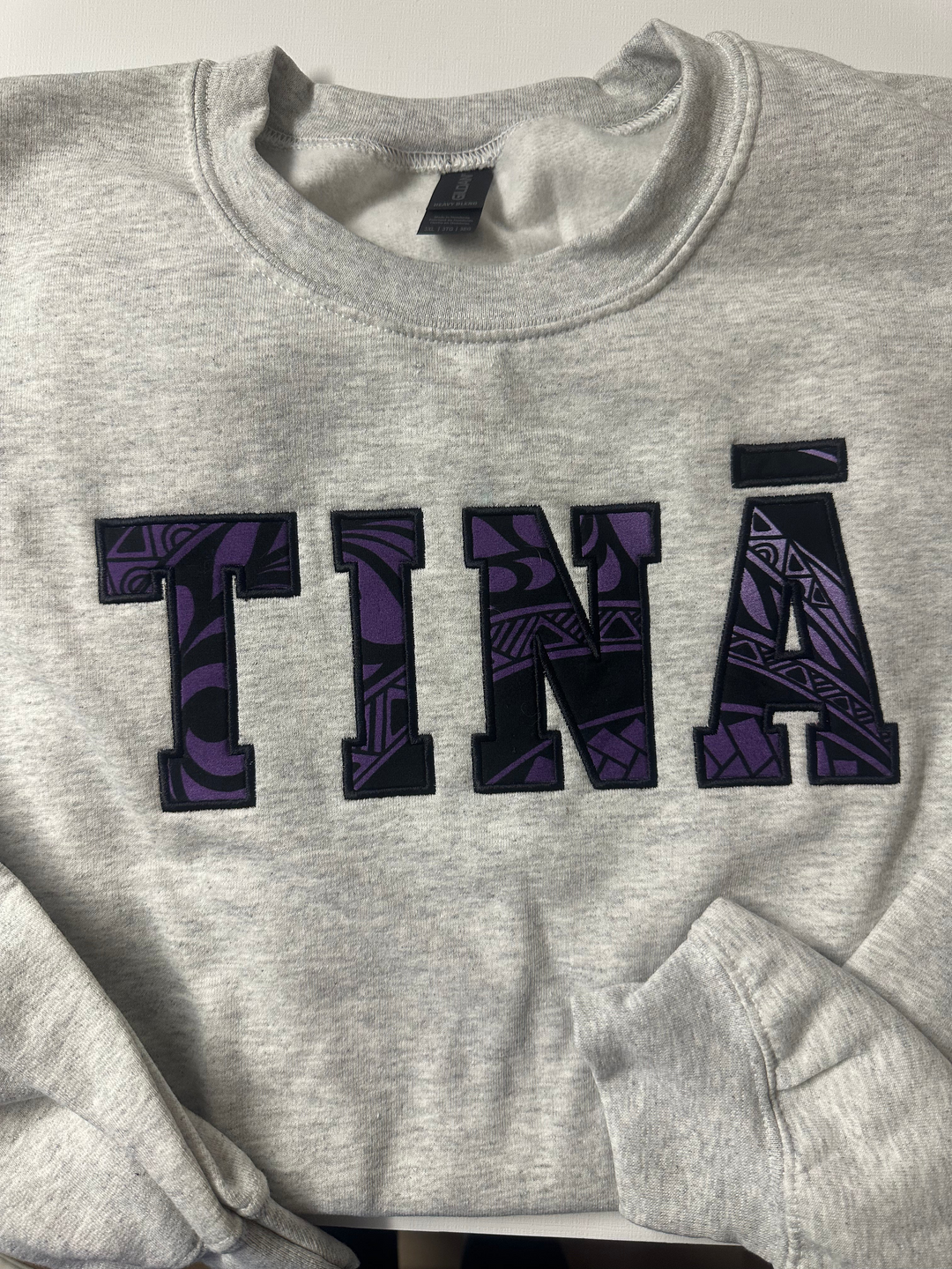 TINĀ Applique Crewneck | Gray 3XL